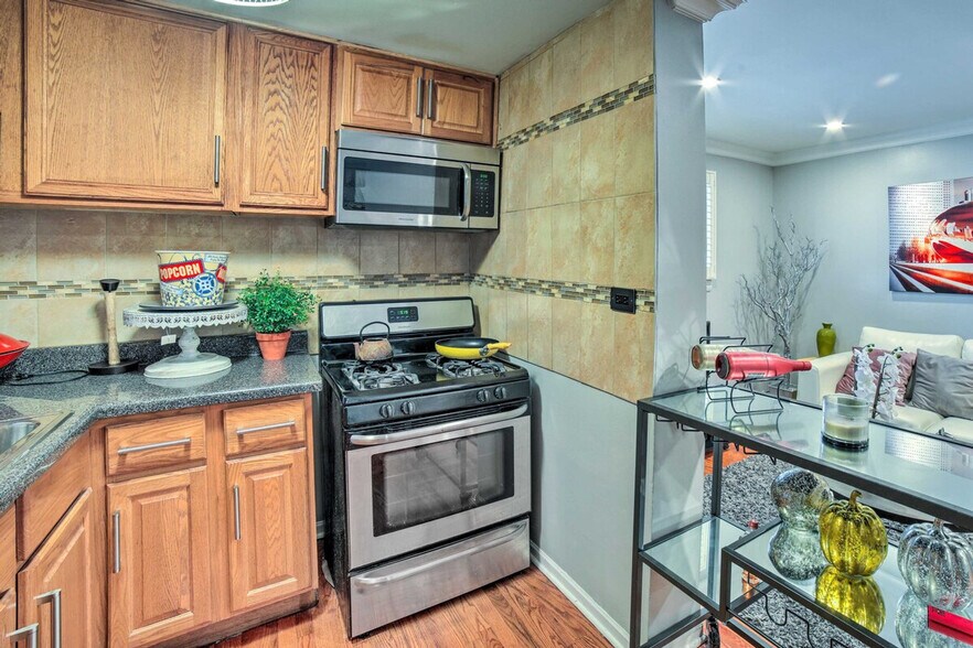 Building Photo - 703 S Central Park Ave