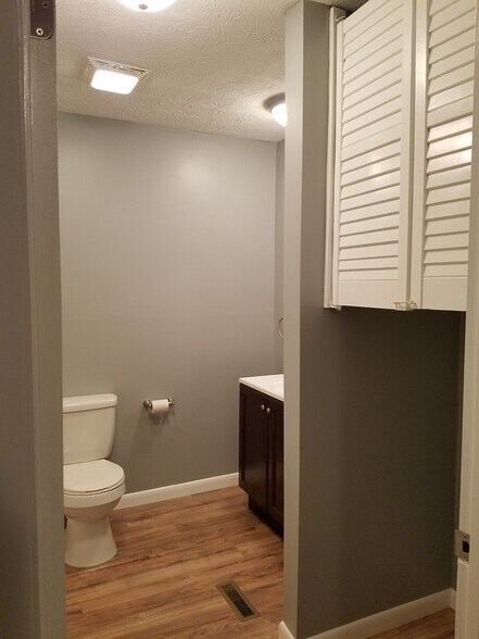 Shared Bathroom & Laundry (hook-up only) - 722 Shadycrest Dr