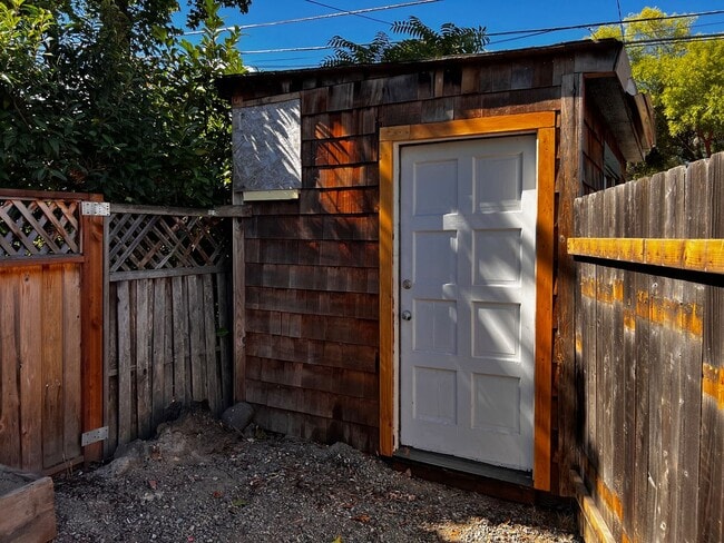 Building Photo - Charming Home for Rent