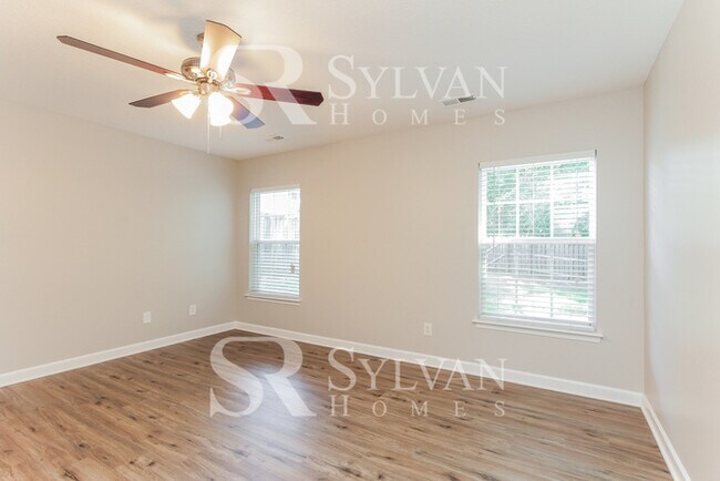 Building Photo - Spacious 3BR Home with Garage!