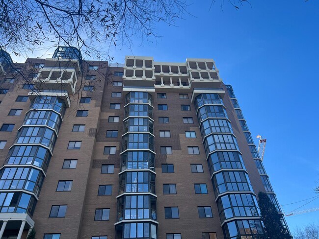 Building Photo - 1600 N Oak St