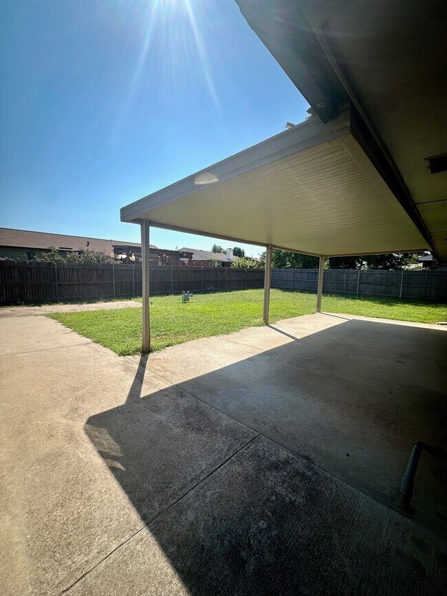 Building Photo - 3 bed 2 bath house with garage