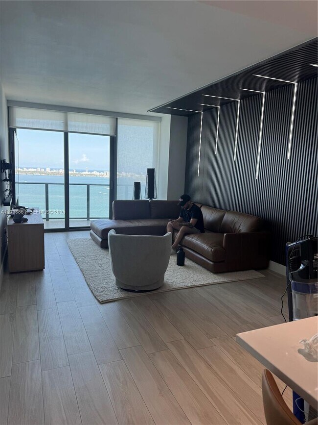 Building Photo - 460 NE 28th St