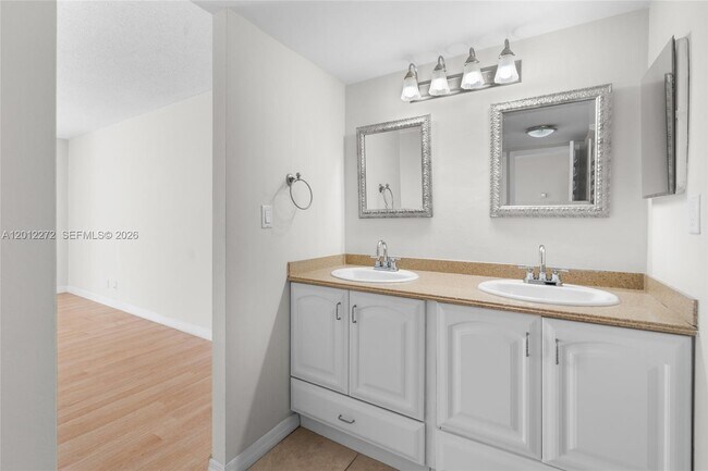 Building Photo - 3401 N Country Club Dr