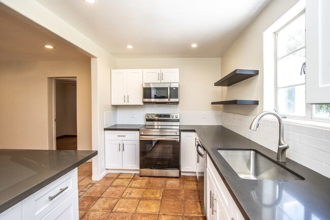 Building Photo - 3Br in historic disctric, 32nd St/Ind. Sch...