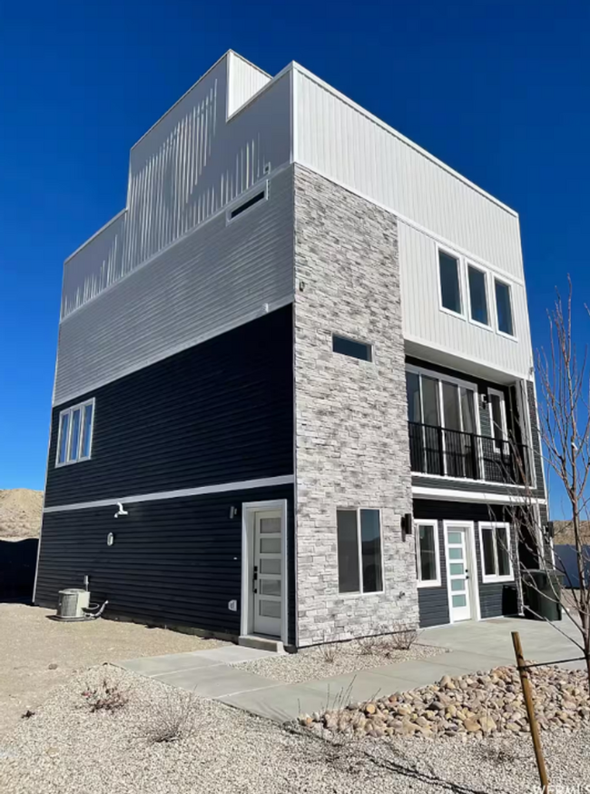 Building Photo - Modern 3-Story House with Rooftop Access