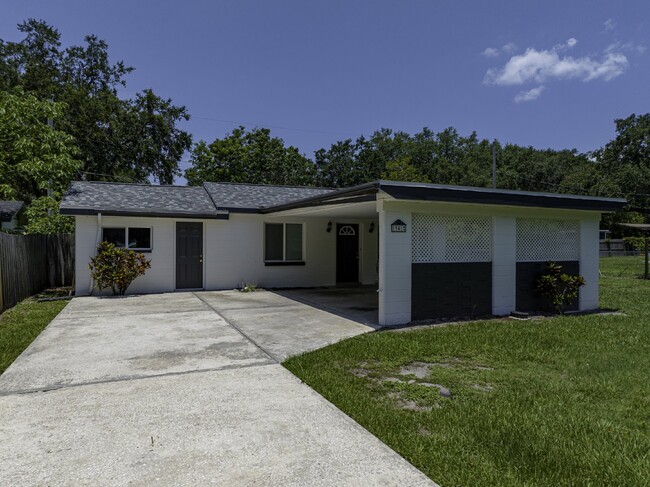 Building Photo - Central Lakeland Home with big yard!