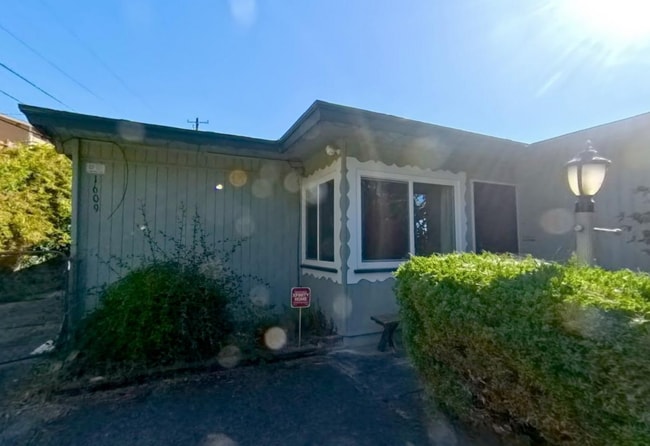 Primary Photo - 1609 Magazine St