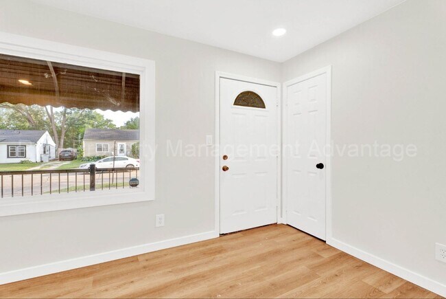 Building Photo - 1513 E Meyers Ave