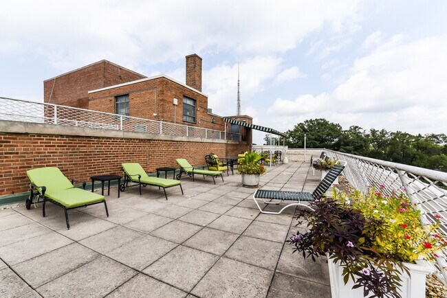 Building Photo - Spacious 2 Bedroom, 2 bath condo. Enjoy be...