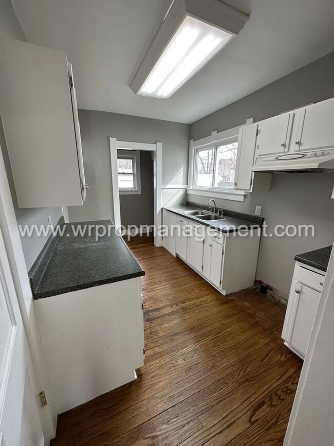 Building Photo - 3 Bed 1.5 Bath Home is West Toledo