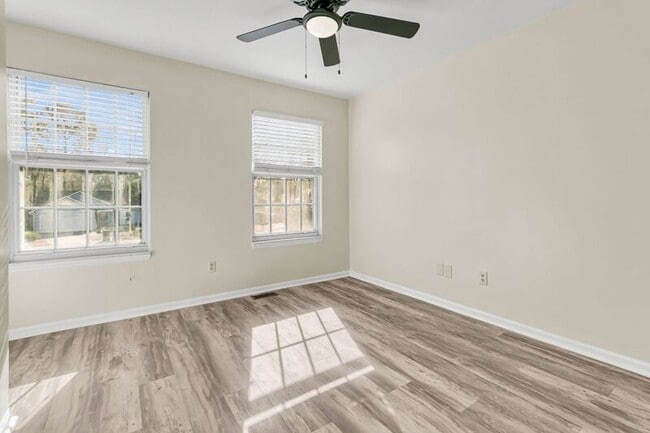 Building Photo - 121 Sully St