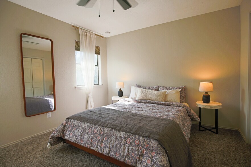 Building Photo - 708 Cowal Dr S