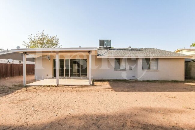 Building Photo - 5627 W Sunnyslope Ln