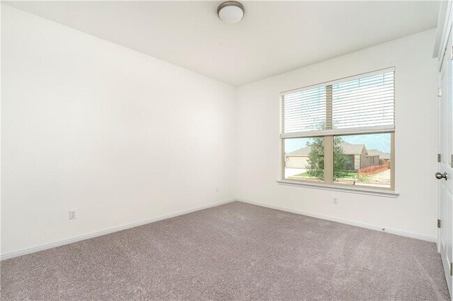 Building Photo - 220 Tanda Ln
