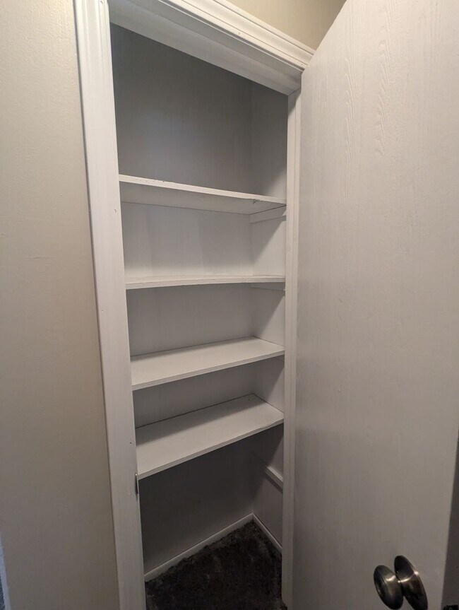 Building Photo - 2 Bedroom/1.5 Bathroom Townhouse in South ...