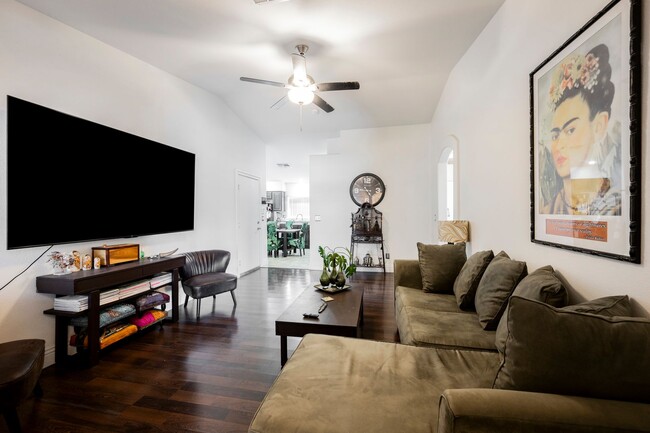 Building Photo - Beautiful 3 Bedroom Home In the Southwest