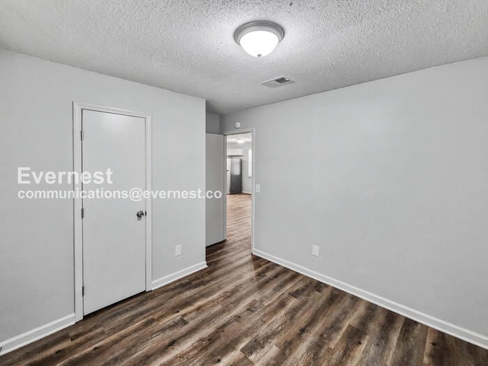 Building Photo - 725 W Creek Cir