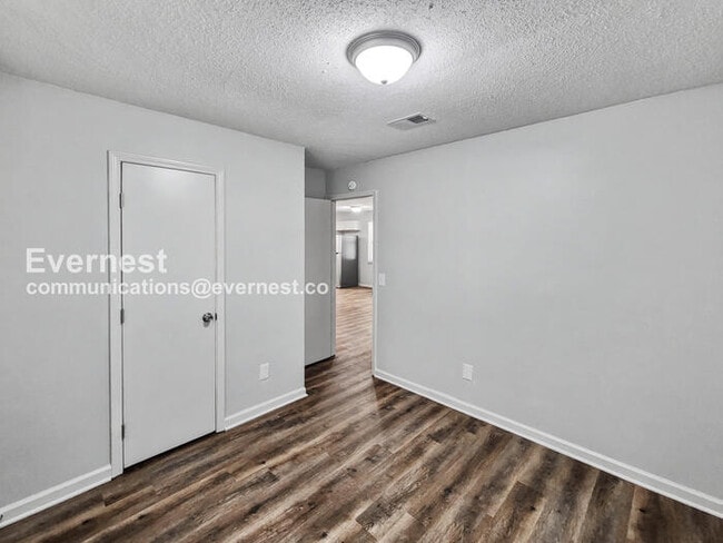 Building Photo - 725 W Creek Cir