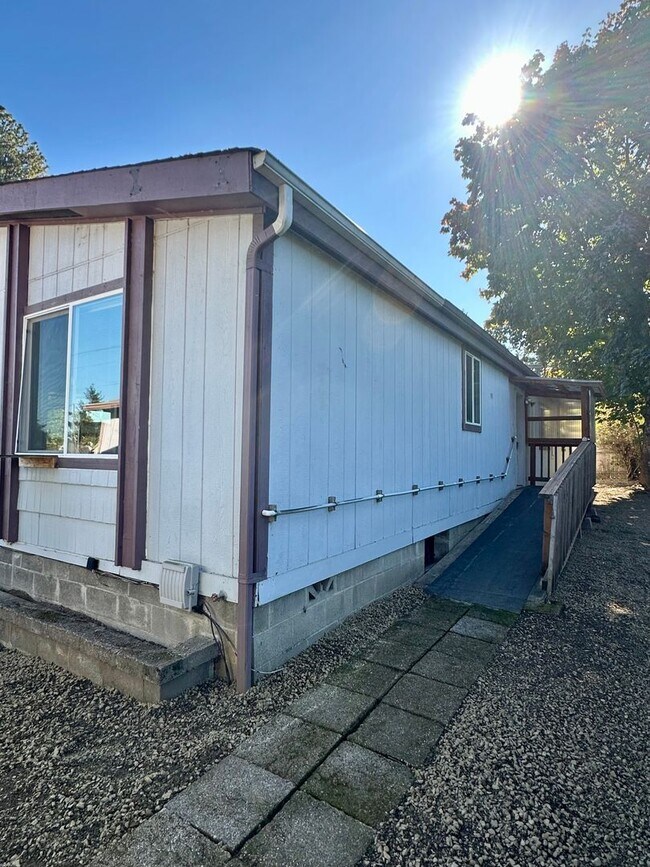 Building Photo - Two Bedroom House