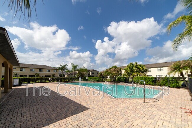 Building Photo - 2210 Seven Oaks Dr