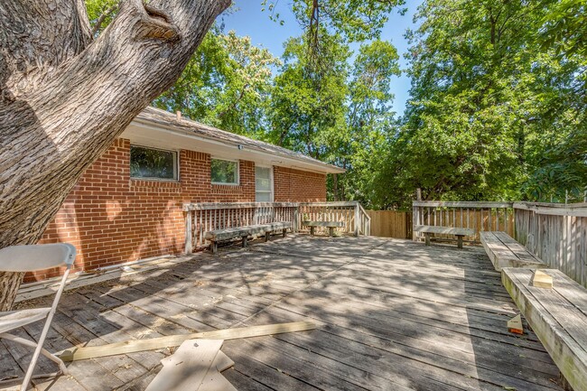 Building Photo - Spacious 3/2 with fenced yard, laundry roo...