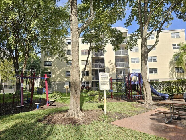 Building Photo - 8333 Lake Dr
