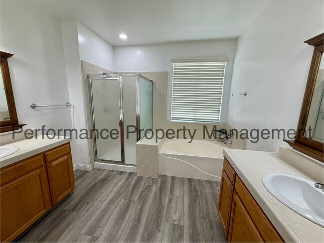 Building Photo - Stunning 4 Bed/3 Bath NW Bakersfield Home ...