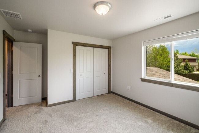 Building Photo - Gorgeous 3 Bedroom condos with double stal...