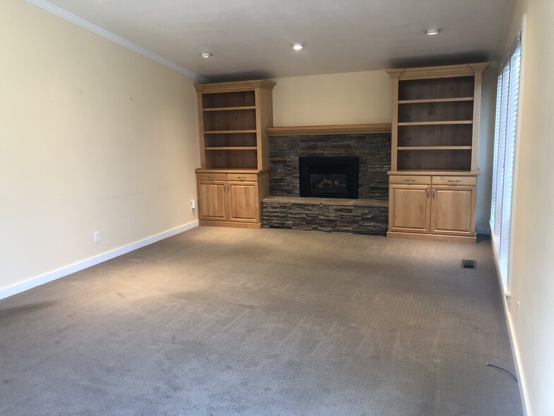 Building Photo - 420 NW Dack St