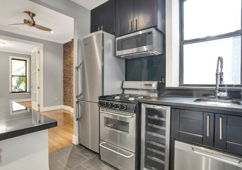 Building Photo - 722 10th Ave