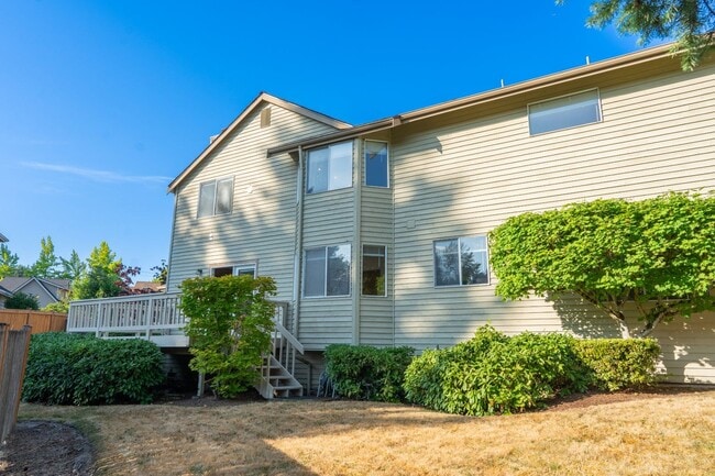 Building Photo - 3Bd/2.5Ba Bellevue House( Newport Hill)