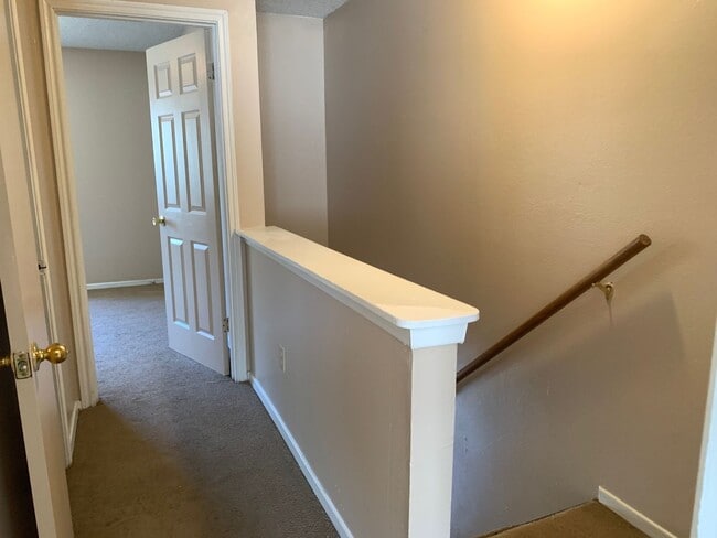 Building Photo - 2 bedroom 2 bath town home in a gated comm...