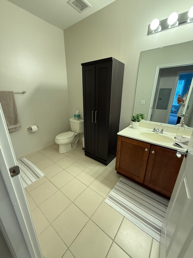 Building Photo - 300 W Elm St