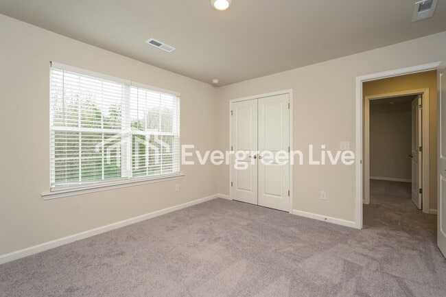 Building Photo - 5561 Hydrangea St