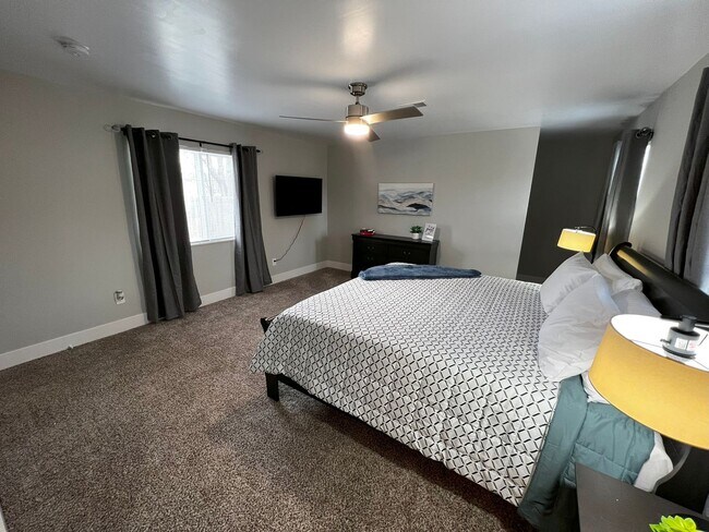 Building Photo - Fully Furnished rental with excellent cent...