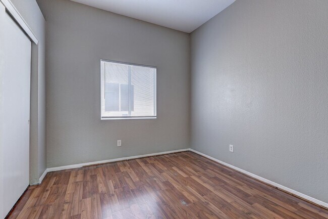 Building Photo - Welcome to this beautifully maintained sin...