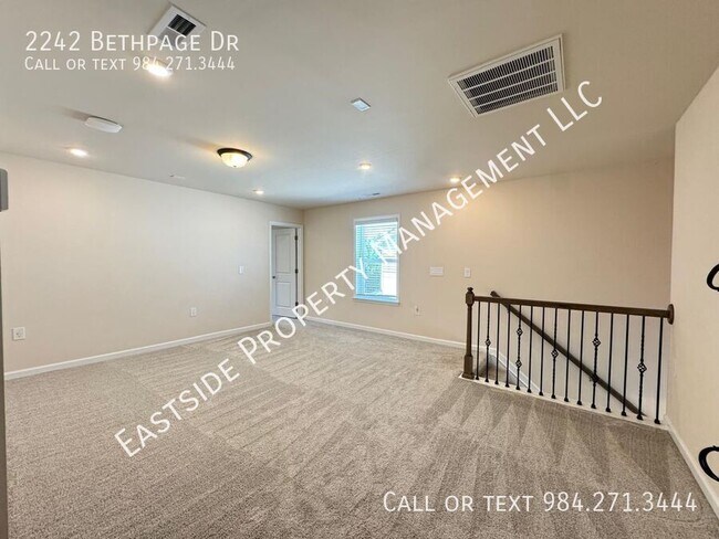 Building Photo - 2242 Bethpage Dr