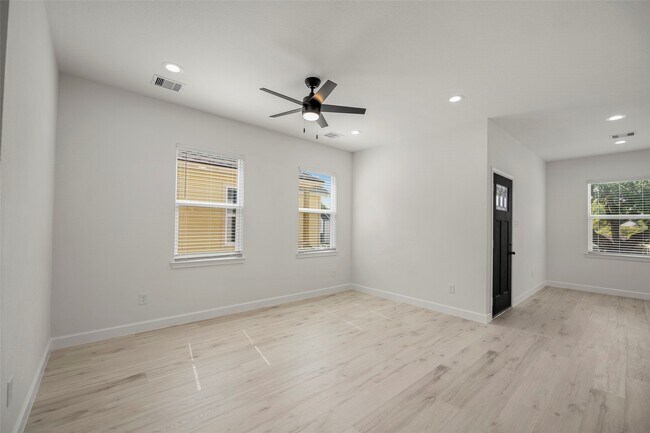 Building Photo - 1078 St Clair St