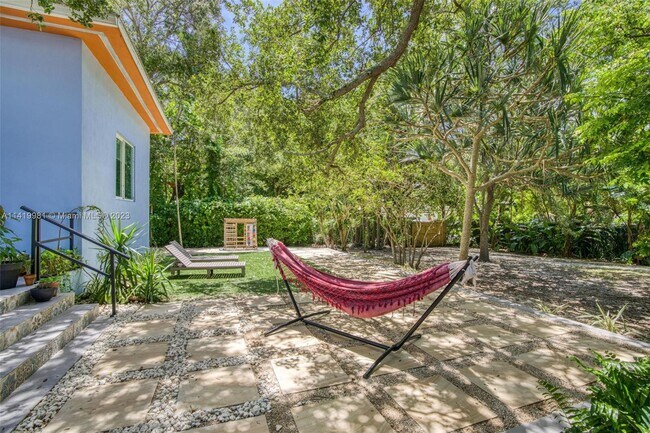 Building Photo - 890 NE 90th St