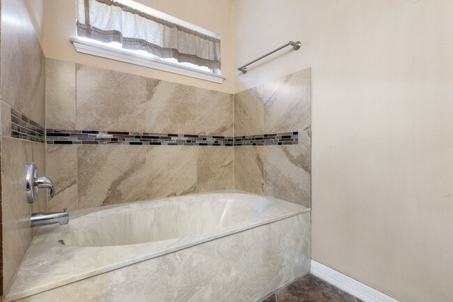 Building Photo - 4826 Meadowglen Dr