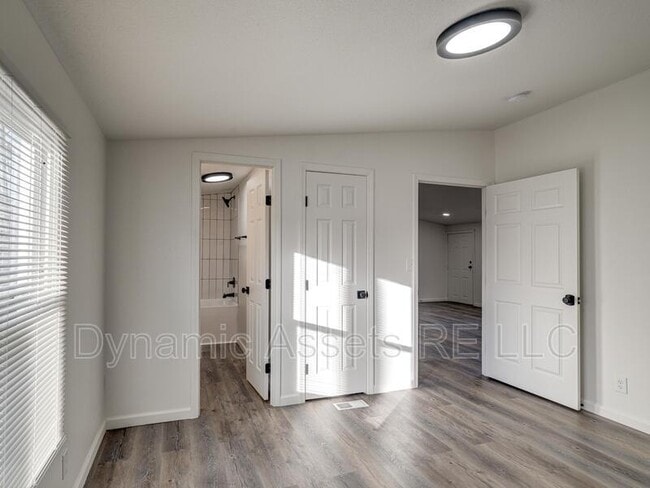 Building Photo - 403 N Walnut St