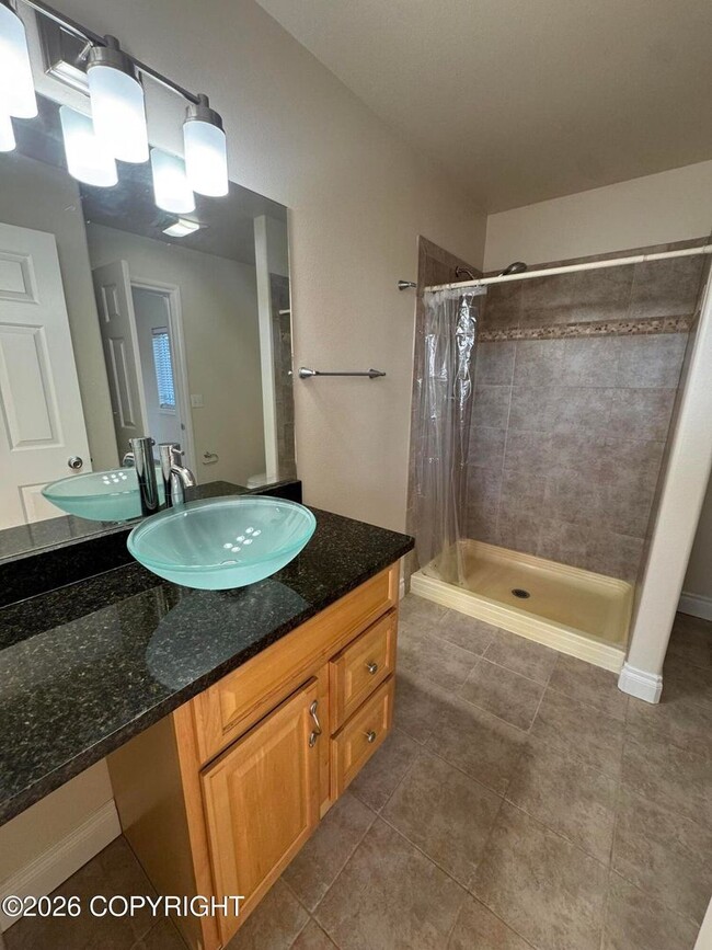 Building Photo - Stunning home in Goldenview