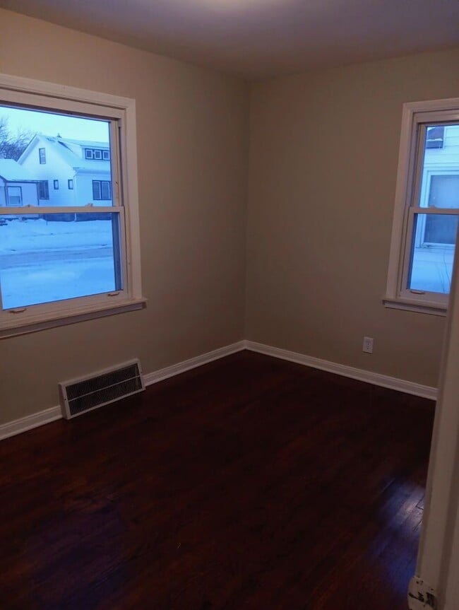 Building Photo - Newly remodeled 2 bedroom house with basem...