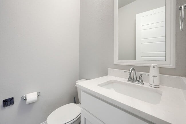 Building Photo - 929 Newcastle Dr