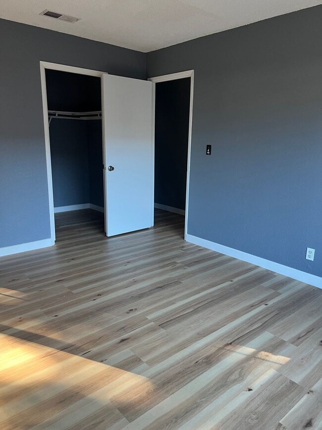 Building Photo - 4Bedroom House