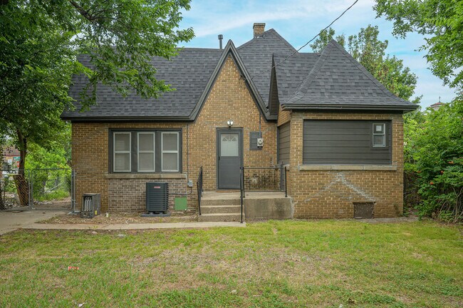 Building Photo - 1017 NE 16th St