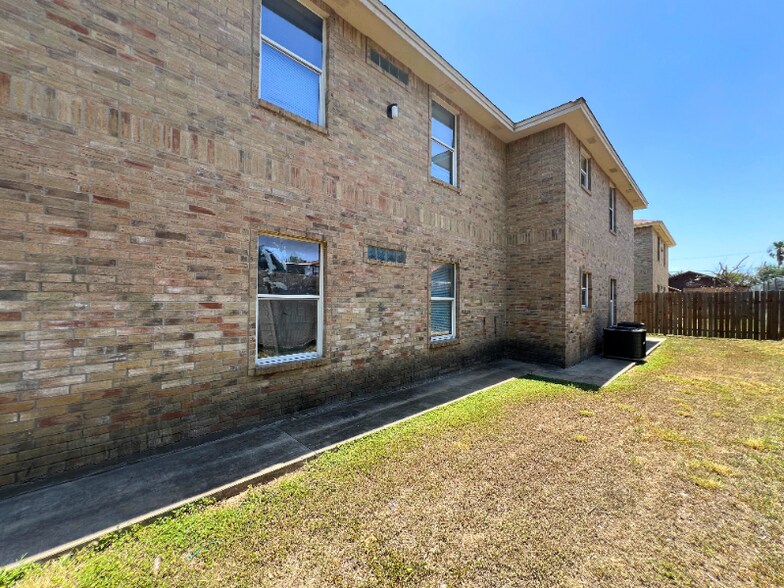 Building Photo - 3008 E Stewart St