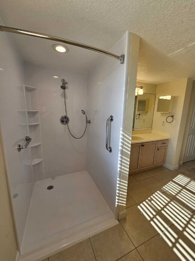 Building Photo - Seaside Serenity Awaits: Spacious 3-Bedroo...