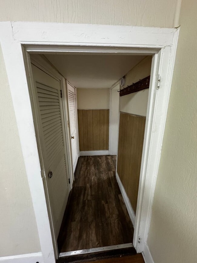 Building Photo - 10th St N 041